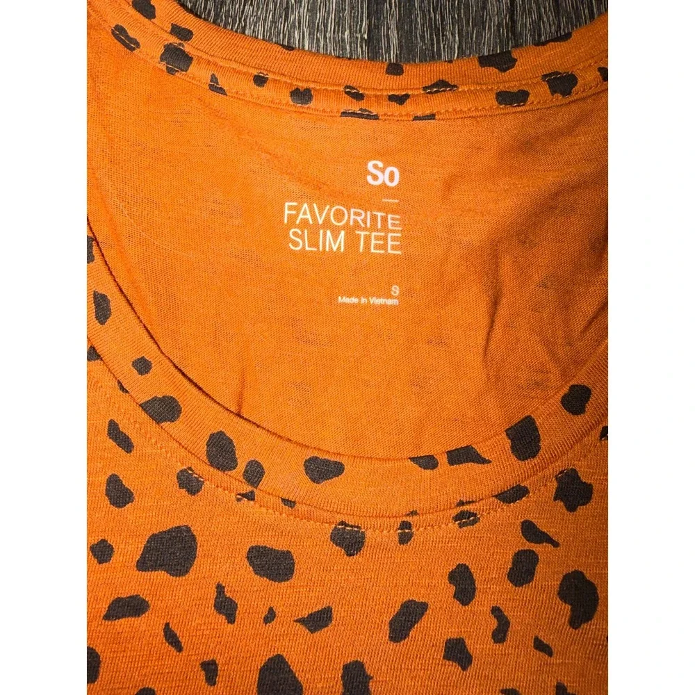 SO Favorite Slim Tee Orange Black Animal Print Scoop Neck Short Sleeve Small NEW - Picture 2 of 3